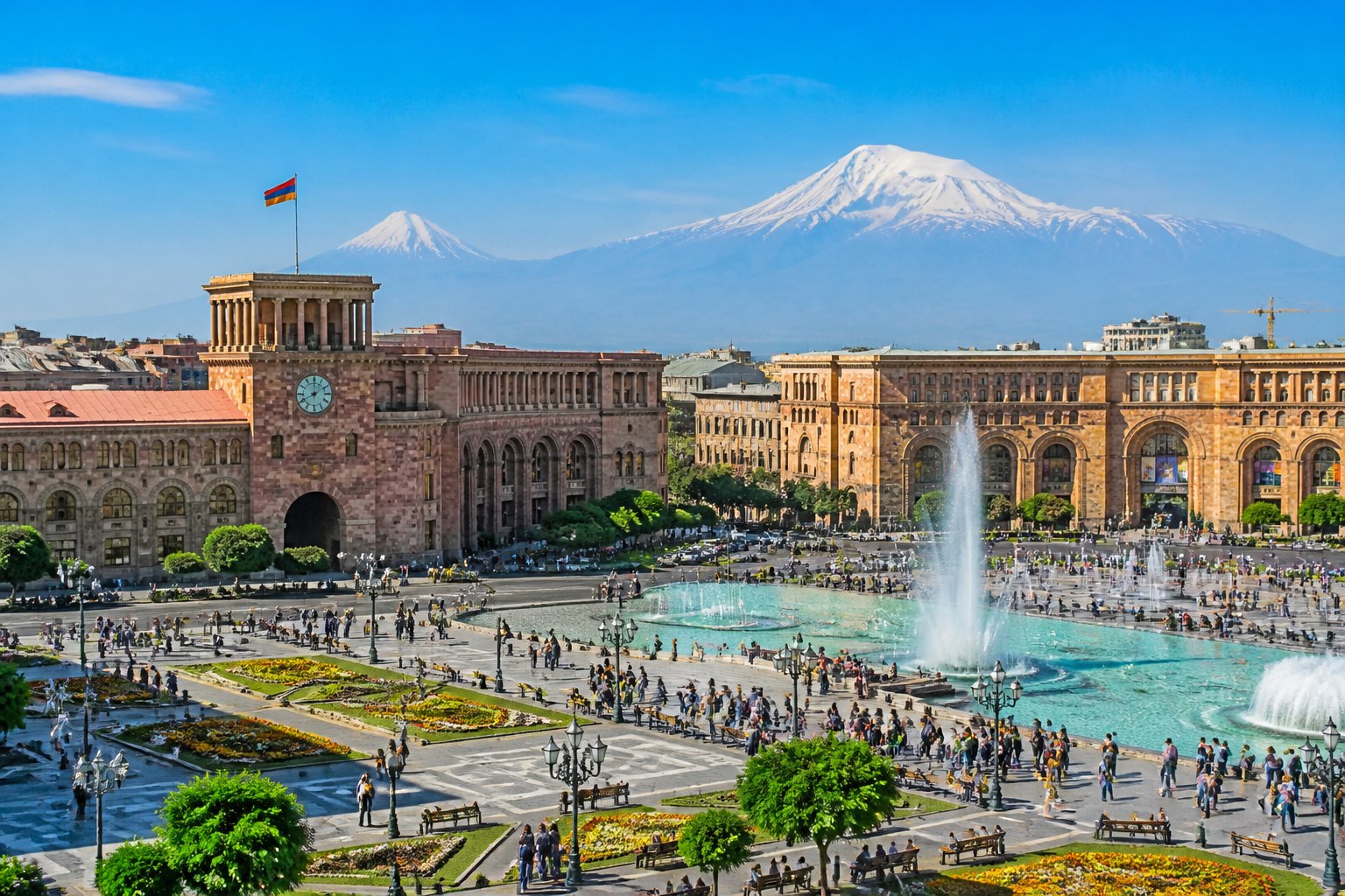 Praça Republicana em Yerevan, capital da Armênia, com pessoas caminhando e o Monte Ararat ao fundo em um dia claro.
