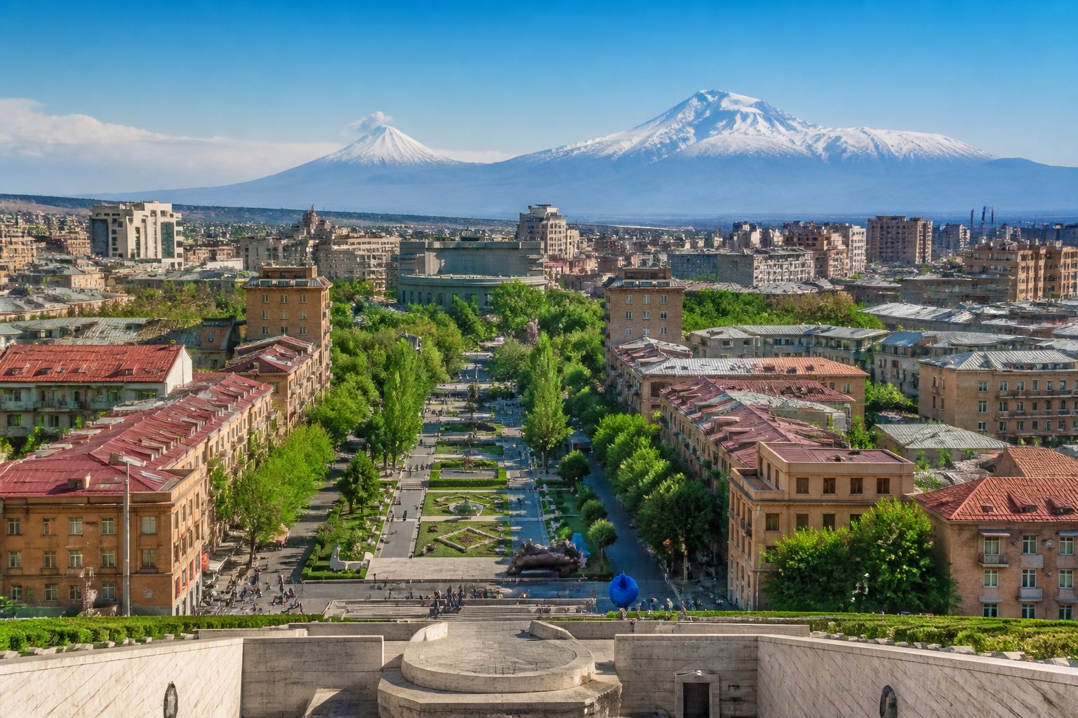 Vista panorâmica da cidade de Yerevan com edifícios modernos, pessoas nas ruas e o Monte Ararat ao fundo em um dia ensolarado.